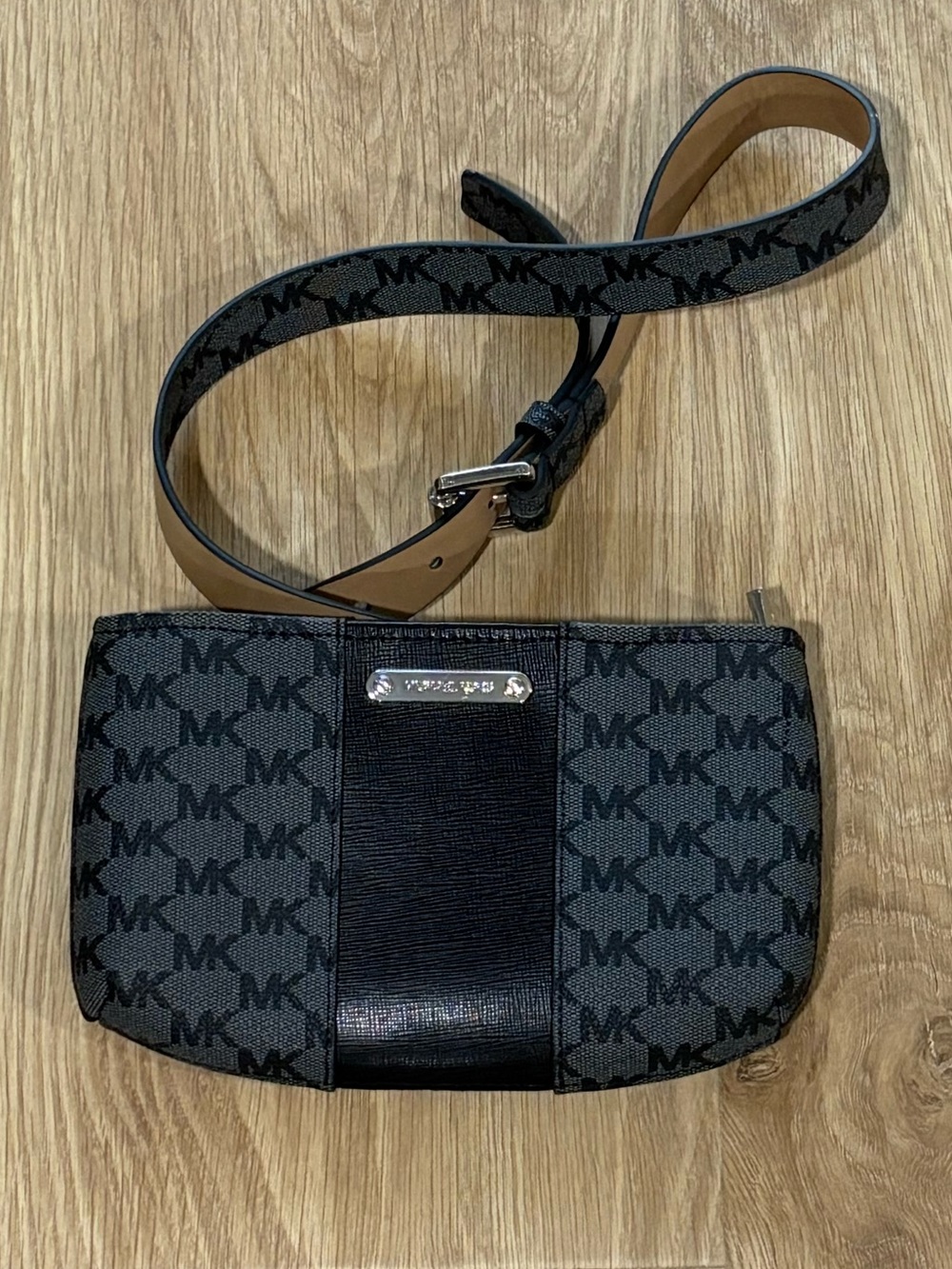 Michael Kors Belt Bag / Waist Bag
Gray & Black MK Logo Print | Adjustable Strap